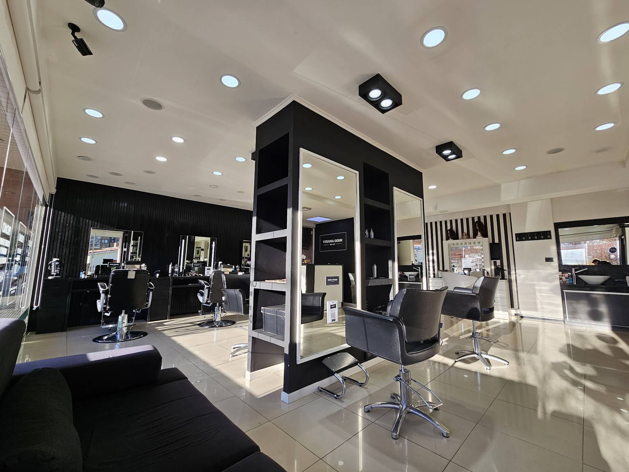 Interior del salón de belleza moderno y lujoso